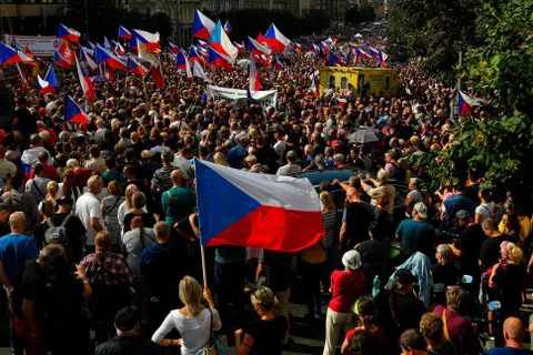 Hàng nghìn người tuần hành phản đối chính phủ tại Quảng trường Vencesla ở Praha, Cộng hòa Séc, ngày 3/9. (Ảnh: AP)