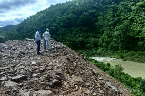 Công ty Thủy điện Quảng Trị kiến nghị việc tập kết đá, cát sát khu vực dòng chảy, gây nguy cơ sạt lở, (Nguồn: congthuong.vn)