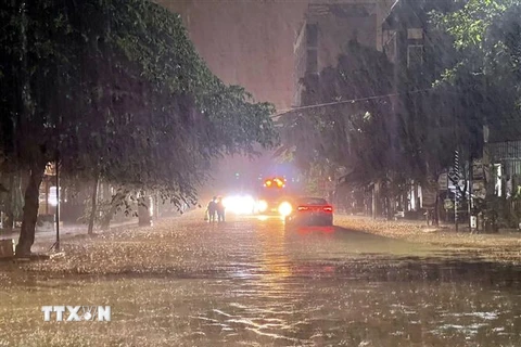 Mưa lớn gây ngập tại thành phố Hạ Long đêm 25/8. (Ảnh: TTXVN phát)