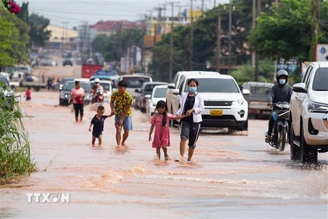 Mưa lớn gây ngập lụt tại Vientiane, Lào ngày 7/8/2022. (Ảnh: THX/TTXVN)