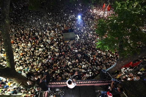 Rất đông khán giả đứng dưới xem Tuấn Hưng biểu diễn ở Góc bancông. (Nguồn: Facebook ca sỹ Tuấn Hưng)