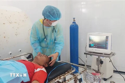 Quân y đảo Song Tử Tây thăm khám sức khỏe cho bệnh nhân Trần Văn. (Ảnh: TTXVN phát)