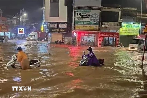 Đường biến thành "sông" tại thành phố Hạ Long, Quảng Ninh sau trận mưa lớn ngày 25/8. (Ảnh: TTXVN phát)