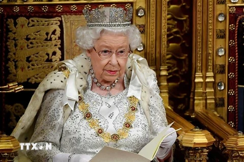 Nữ hoàng Anh Elizabeth II trình bày các chính sách của Chính phủ tại phiên họp Quốc hội ở London, ngày 14/10/2019. (Ảnh: AFP/TTXVN)