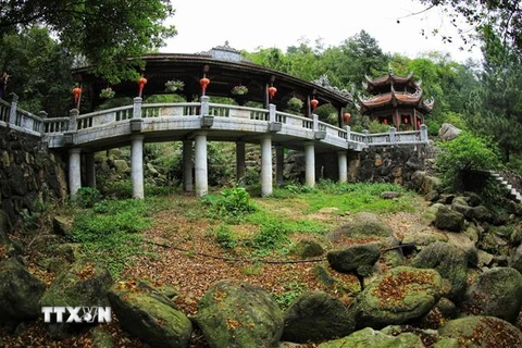 Vẻ đẹp cổ kính của cầu Thấu Ngọc trong chùa Côn Sơn, thuộc Khu di tích Côn Sơn-Kiếp Bạc. (Ảnh: Tuấn Anh/TTXVN)