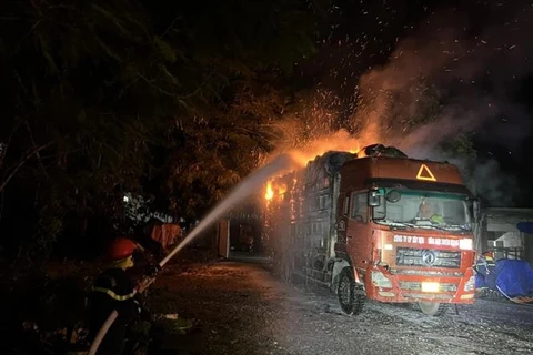 Tuyên Quang: Xe tải chở nguyên liệu sản xuất vàng mã cháy dữ dội