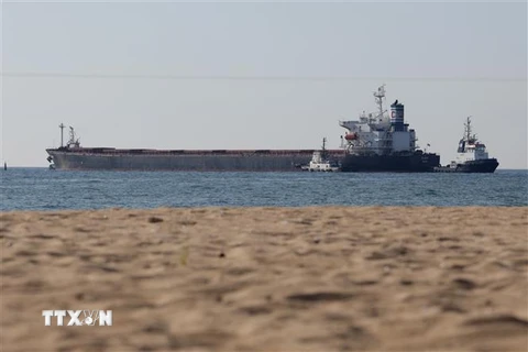 Tàu Glory mang cờ đảo quốc Marshall chở hàng chục tấn ngũ cốc rời khỏi cảng Chornomorsk, Ukraine, ngày 7/8/2022. (Ảnh: AFP/TTXVN)