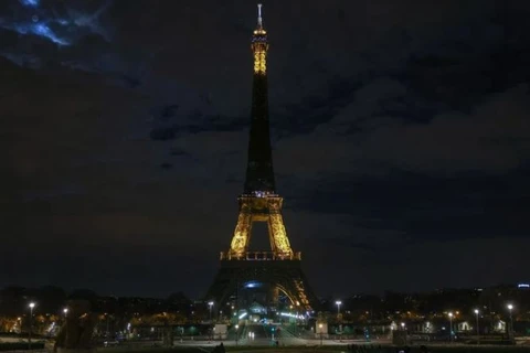 Tháp Eiffel chìm trong bóng tối là một phần trong kế hoạch tiết kiệm năng lượng của châu Âu nhằm chống lại chi phí năng lượng tăng cao. (Nguồn: Getty)