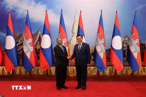 Chủ tịch Quốc hội Vương quốc Campuchia Samdech Heng Samrin (trái) và Chủ tịch Quốc hội Lào Xaysomphone Phomvihane. (Ảnh: Phạm Kiên/TTXVN)