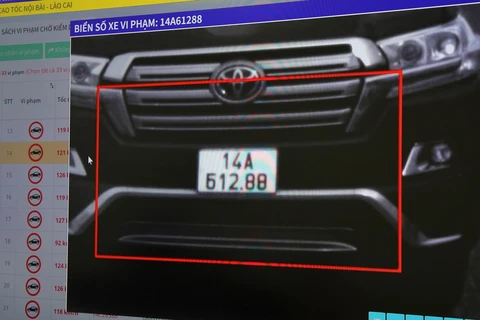 Tài xế sử dụng băng dính đen sửa số trên BKS. (Nguồn: vietnamnet.vn)