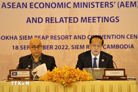 Bộ trưởng Bộ Thương mại Campuchia, Chủ tịch AEM-54 Pan Sorasak và Phó tổng thư ký ASEAN Satvinder Singh đồng chủ trì cuộc họp báo thông báo kết quả Hội nghị Bộ trưởng kinh tế ASEAN lần thứ 54. (Ảnh: Huỳnh Thảo/TTXVN)