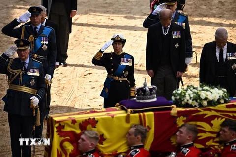 Nhà Vua Anh Charles III (trái) cùng Hoàng tử William (thứ 2, trái), Hoàng tử Harry (thứ 2, phải) và các thành viên Hoàng gia tại lễ viếng Nữ hoàng Elizabeth II ở tòa nhà Quốc hội Anh, London ngày 14/9/2022. (Ảnh: AFP/TTXVN)