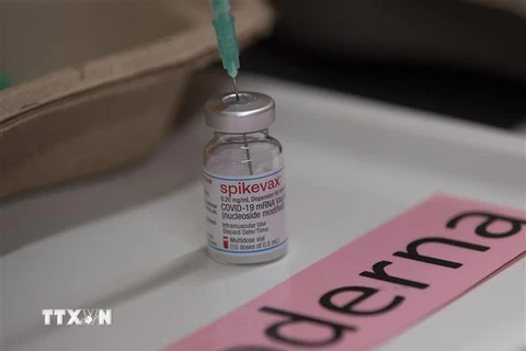 Vaccine phòng COVID-19 Spikevax của hãng dược phẩm Moderna. (Ảnh: AFP/TTXVN)