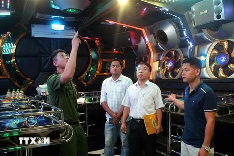 Lực lượng công an kiểm tra công tác phòng cháy ở quán karaoke. Ảnh minh họa. (Nguồn: TTXVN)