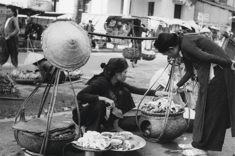 Gánh hàng rong trên đường phố Hà Nội xưa. (Nguồn: baochinhphu.vn)