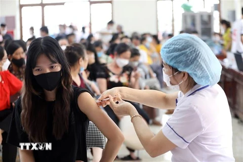 Tiêm vaccine phòng dịch COVID-19 tại điểm tiêm Nhà văn hóa khối Đại Thắng, phường Chi Lăng, thành phố Lạng Sơn. (Ảnh: Anh Tuấn/TTXVN)