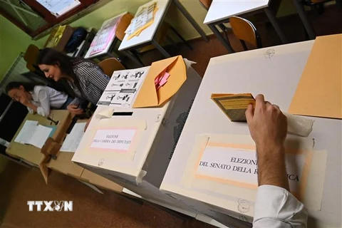 Cử tri bỏ phiếu trong cuộc tổng tuyển cử sớm tại Rome, Italy ngày 25/9/2022. (Ảnh: AFP/TTXVN)