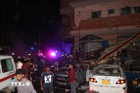 Hiện trường một vụ đánh bom xe gần sân bay tại thành phố cảng Aden, Yemen ngày 30/10/2021. (Ảnh: AFP/TTXVN)