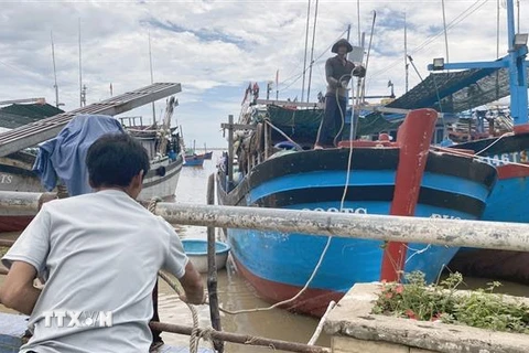 Ngư dân thành phố Tuy Hòa (tỉnh Phú Yên) đưa tàu thuyền vào bờ để tránh bão Noru. (Ảnh: Tường Quân/TTXVN)