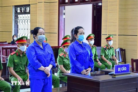 Hai bị cáo Nguyễn Thị Hồng Thắm và Võ Thị Kim Chi chờ nghe tuyên án. (Ảnh: Thanh Tân/TTXVN)