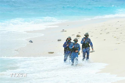Các chiến sỹ tuần tra trên đảo An Bang, Trường Sa, Khánh Hòa. (Ảnh: Minh Đức/TTXVN)