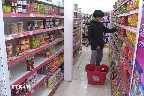 Người dân mua hàng tại một siêu thị ở thủ đô Vientian, Lào. (Ảnh: Phạm Kiên/TTXVN)