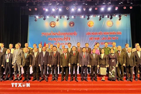 Đại biểu hai nước Việt Nam-Lào chụp ảnh lưu niệm tại lễ khai mạc. (Ảnh: Nguyên Linh/TTXVN)