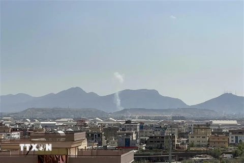 Khói bốc lên từ hiện trường vụ nổ ở thủ đô Kabul, Afghanistan ngày 23/9/2022. (Ảnh: AFP/TTXVN)