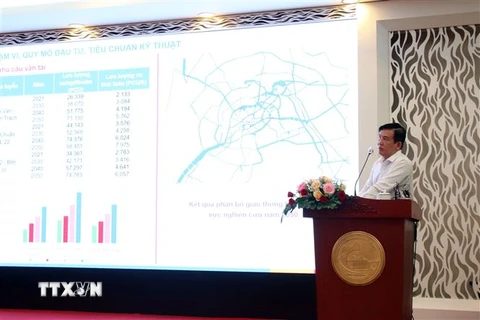 Đại diện Ban Quản lý dự án đầu tư xây dựng các công trình giao thông Thành phố Hồ Chí Minh báo cáo tóm tắt Dự án Vành đai 3 Thành phố Hồ Chí Minh, tháng 3/2022. (Ảnh: Tiến Lực/TTXVN)