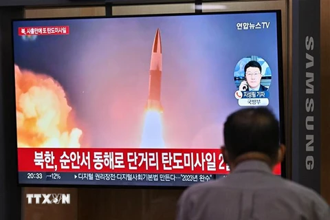 Người dân theo dõi qua truyền hình tại nhà ga Seoul, Hàn Quốc về vụ phóng tên lửa của Triều Tiên, ngày 28/9/2022. (Ảnh: AFP/TTXVN)