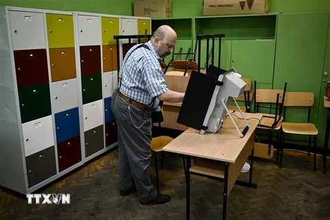Cử tri bỏ phiếu tại một điểm bầu cử ở Sofia, Bulgaria, ngày 2/10/2022. (Ảnh: AFP/TTXVN)