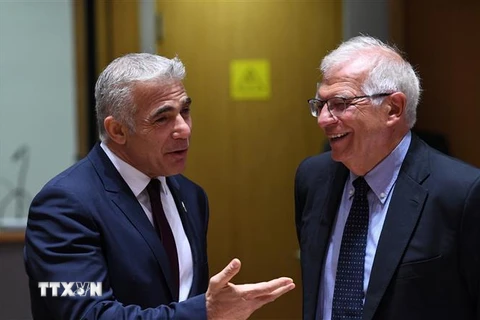 Ngoại trưởng Israel Yair Lapid (trái) trong cuộc gặp Cao ủy phụ trách chính sách đối ngoại của Liên minh châu Âu (EU) Josep Borrell tại Brussels (Bỉ) ngày 12/7/2021. (Ảnh: AFP/TTXVN)
