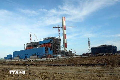 Nhà máy Nhiệt điện BOT Vân Phong 1 có 2 tổ máy với tổng công suất 1.320MW khi đi vào vận hành sẽ cung cấp cho hệ thống lưới điện quốc gia khoảng 9 tỷ kWh. (Ảnh: Huy Hùng/TTXVN)