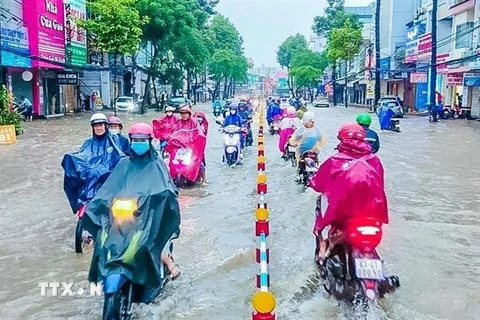 Đường Trần Hưng Đạo ở quận Ninh Kiều, TP. Cần Thơ bị ngập nặng do triều cường. (Ảnh: TTXVN phát)