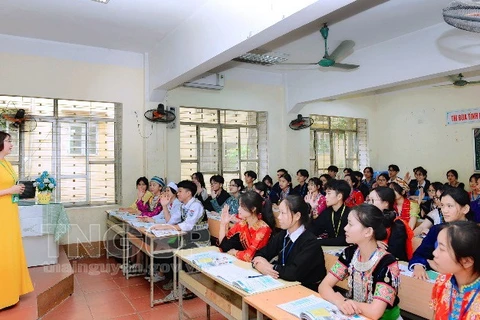 Cô và trò Trường Phổ thông Vùng cao Việt Bắc trong tiết học bộ môn tiếng Anh. (Nguồn: thainguyen.gov.vn)