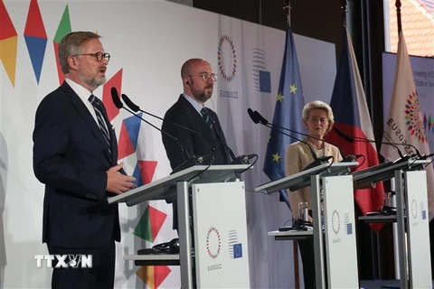 Thủ tướng Séc Petr Fiala (trái) cùng các nhà lãnh đạo EU tại cuộc họp báo sau khi kết thúc Hội nghị thượng đỉnh không chính thức của EU tại Praha, ngày 7/10. (Ảnh: Ngọc Biên/TTXVN)