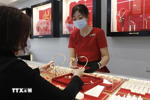 Khách mua bán vàng tại Công ty Kinh doanh vàng, bạc Bảo tín Mạnh Hải, Hà Nội. (Ảnh: Trần Việt/TTXVN)