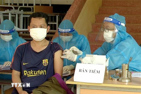 Lực lượng y tế tiêm vaccine phòng COVID-19 ở Sóc Trăng. (Ảnh: Trung Hiếu/TTXVN)