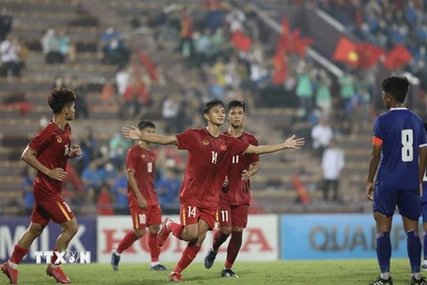 Cầu thủ Huỳnh Văn Danh (số 14, Việt Nam) ghi bàn thắng ấn định chiến thắng 5-0 cho U17 Việt Nam. (Ảnh: Minh Quyết/TTXVN)