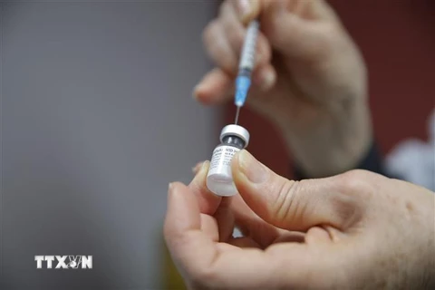 Vaccine phòng COVID-19 của hãng Pfizer-BioNtech. (Ảnh: AFP/TTXVN)