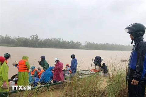Các tuyến đò ngang trên sông Thu Bồn, đoạn qua địa phận xã Duy Châu, huyện Duy Xuyên được kiểm tra nghiêm ngặt nhằm phòng ngừa rủi ro. (Ảnh: Đoàn Hữu Trung/TTXVN)