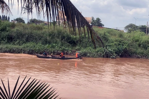 Lực lượng chức năng Đồng Nai nỗ lực tìm kiếm bé trai rơi xuống sông Buông mất tích. (Nguồn: tuoitre.vn)