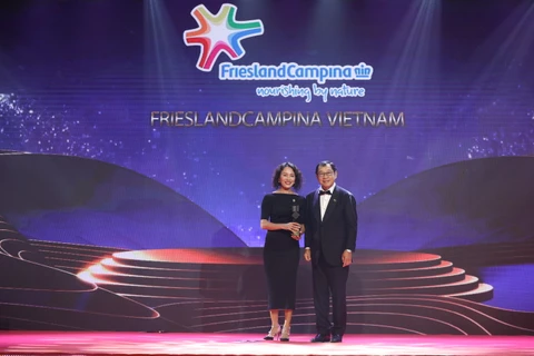Bà Tạ Thúy Hà (trái)– Giám đốc Marketing - FrieslandCampina Việt Nam vinh dự nhận giải thưởng “Doanh nghiệp xuất sắc châu Á 2022”. 