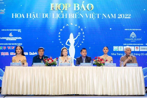 Thành viên ban giám khảo cuộc thi Hoa hậu Du lịch Biển Việt Nam 2022 dự họp báo ngày 6/5. (Nguồn: nld.com.vn)