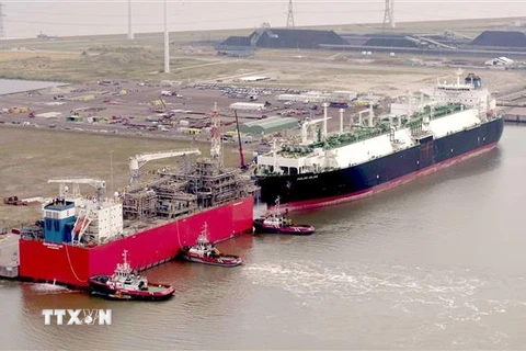 Trong ảnh: Các tàu chở khí tự nhiên hóa lỏng Golar Igloo và Eemshaven tại cảng Eemshaven ở Hà Lan. (Ảnh: lngprime.com/TTXVN)