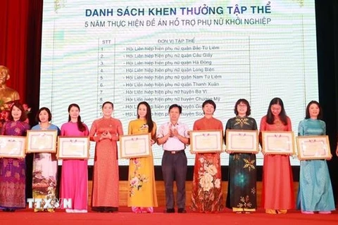 Khen thưởng các tập thể có thành tích trong thực hiện Đề án “Hỗ trợ phụ nữ Thủ đô khởi nghiệp” giai đoạn 2017-2022. (Ảnh: TTXVN phát)