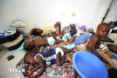 Các bệnh nhi tại một cơ sở y tế ở St. Marc, Haiti. (Ảnh: AFP/TTXVN)