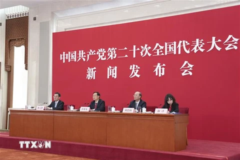 Ông Tôn Nghiệp Lễ (thứ 2, trái), phát ngôn viên Đại hội Đại biểu Toàn quốc lần thứ XX của Đảng Cộng sản Trung Quốc, trong cuộc họp báo về đại hội ở Bắc Kinh, ngày 15/10/2022. (Ảnh: THX/TTXVN)