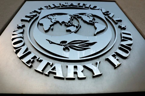 Logo của Quỹ Tiền tệ Quốc tế (IMF) bên ngoài tòa nhà trụ sở chính ở Washington, Mỹ. (Nguồn: Reuters)