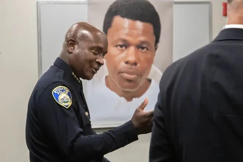 Cảnh sát trưởng khu vực Stockton, Stanley McFadden đang trao đổi, phía sau là bức ảnh nghi phạm. (Nguồn: usatoday.com)